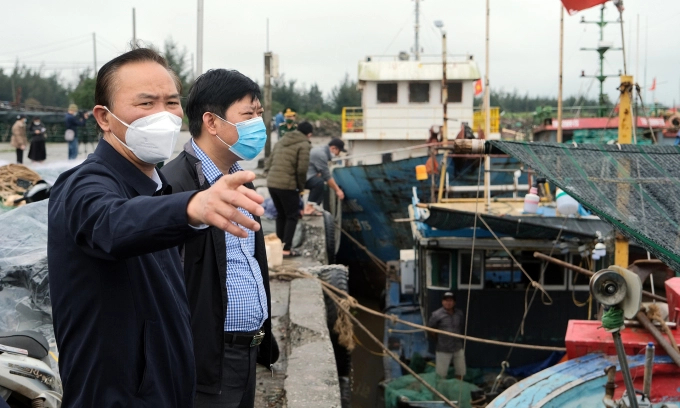 Deputy Minister of Agriculture and Rural Development Phung Duc Tien and Deputy Director-General of the General Department of Fisheries Nguyen Quang Hung inspect Cua Lan Fishing Port, Tien Hai District, Thai Binh, March 2022.  Photo: Bao Thang.