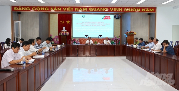 Lễ ký kết chương trình hợp tác đẩy mạnh thông tin, tuyên truyền giữa Báo Nông nghiệp Việt Nam và Sở NN-PTNT Kiên Giang với sự tham dự của thủ trưởng các Chi cục, Trung tâm, đơn vị trực thuộc Sở NN-PTNT Kiên Giang để cùng phối hợp thực hiện các nội dung đã ký kết. Ảnh: Trung Chánh.
