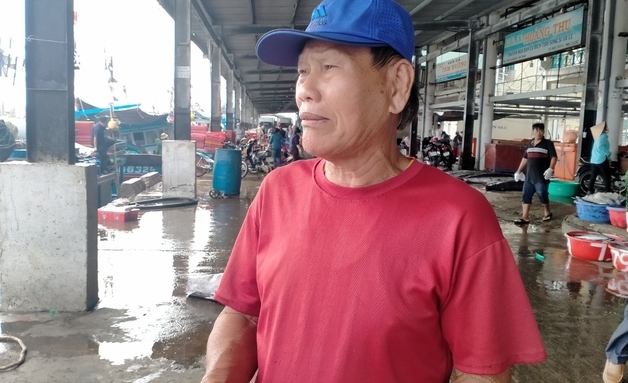 Ngư dân Đinh Văn Nam cho biết, hiện tìm kiếm lao động đi biển rất khó khăn. Ảnh: KS.