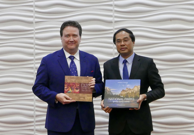 Đại sứ Knapper gặp gỡ Chủ tịch UBND Tỉnh Lào Cai Trịnh Xuân Trường.