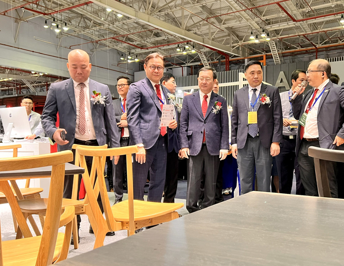 Thứ trưởng Bộ NN-PTNT Nguyễn Quốc Trị (thứ 2 bên phải) cùng lãnh đạo các bộ, ngành tham quan Hawa Expo 2023.