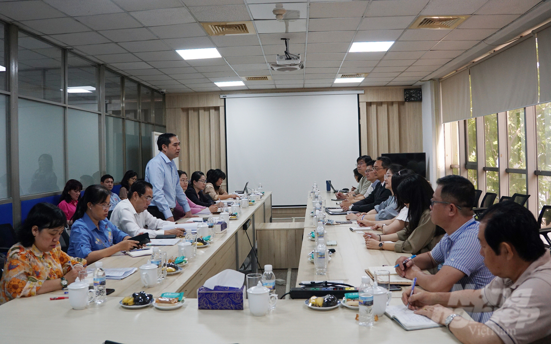 Buổi làm việc giữa Cục Việc làm, Bộ LĐ-TB&XH với Công ty PouYuen Việt Nam chiều 24/2. Ảnh: Nguyễn Thủy.