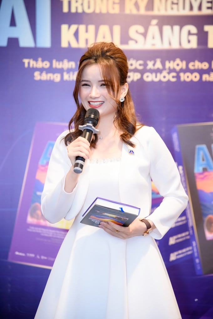 Tác giả Nguyễn Thị Tú (Michelle Nguyen) giới thiệu cuốn sách về trí tuệ nhân tạo.