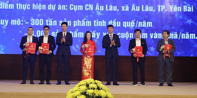 Ông Trần Huy Tuấn - Chủ tịch UBND tỉnh Yên Bái (thứ 3 bên phải) và Phó Chủ tịch Thường trucjwUBND tỉnh ông Nguyễn Thế Phước ( thứ 3 bên trái) trao Quyết định chấp thuận đầu tư cho 5 dự án năm 2023. Ảnh: Tuấn Anh.