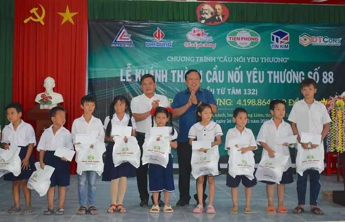 Ông Nguyễn Văn Liệt (áo xanh) - Phó Chủ tịch UBND tỉnh Vĩnh Long đến dự, cắt băng khánh thành và trao quà cho các em học sinh. Ảnh: Minh Đảm.