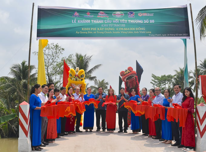 Các đại biểu cắt băng khánh thành cầu nối yêu thương số 88 tại xã Trung Chánh, huyện Vũng Liêm, tỉnh Vĩnh Long. Ảnh: Minh Đảm.