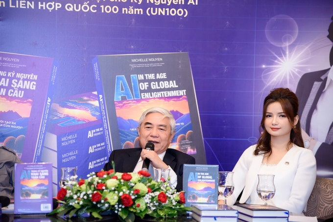 Nguyên Bộ trưởng Bộ Khoa học Công nghê Nguyễn Quân trao đổi cùng tác giả Nguyễn Thị Tú.
