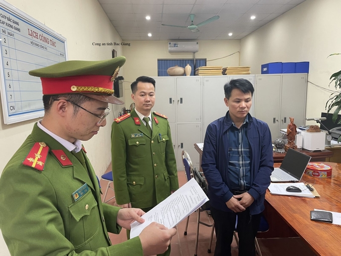 Cơ quan công an tỉnh Bắc Giang thực hiện các biện pháp tố tụng đối với Hà Ngọc Tú. Ảnh: Công an Bắc Giang.