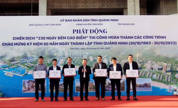 Ông Cao Tường Huy, Quyền Chủ tịch UBND tỉnh, tặng quà động viên các chủ đầu tư, đơn vị nhà thầu. Ảnh: Báo Quảng Ninh