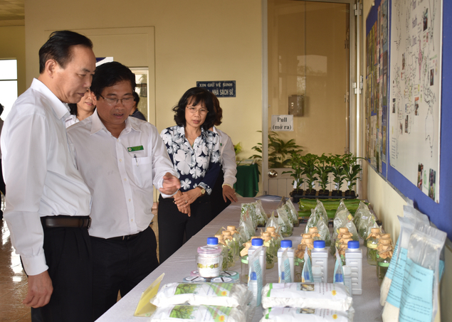 Deputy Minister Phung Duc Tien (left front page) visits some research products from Southern Fruit Institute.  Photo: Minh Dam.