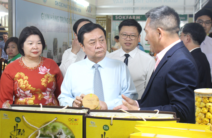 Bộ trưởng Bộ NN-PTNT Lê Minh Hoan, kiểm tra, đánh giá, lắng nghe tâm tư nguyện vọng của các chủ thể OCOP tại hội chợ Làng nghề và Sản phẩm OCOP Việt Nam năm 2022. Ảnh: Trung Quân.