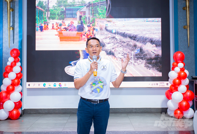Ông Theerapong Ritmak, Tổng giám đốc phát biểu chia sẻ mục tiêu chiến lược năm 2023 và phát động phong trào chung tay bảo vệ môi trường. Ảnh: Lê Hoàng Vũ.