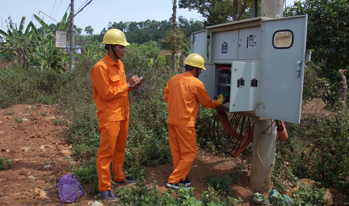 PC Đắk Nông thường xuyên kiểm tra hệ thống lưới điện bảo đảm cung cấp điện trong mùa khô. Ảnh: Linh Tâm.