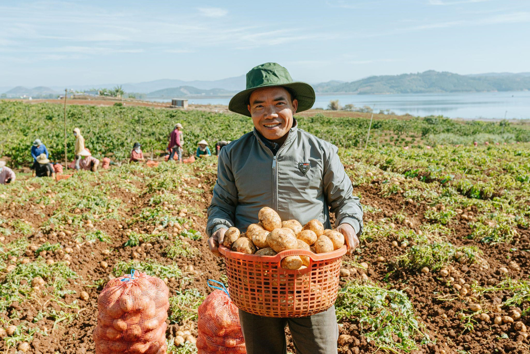 Anh Đặng Xuân Tĩnh, nông dân canh tác khoai tây tại xã Tutra, hợp tác cùng Orion.