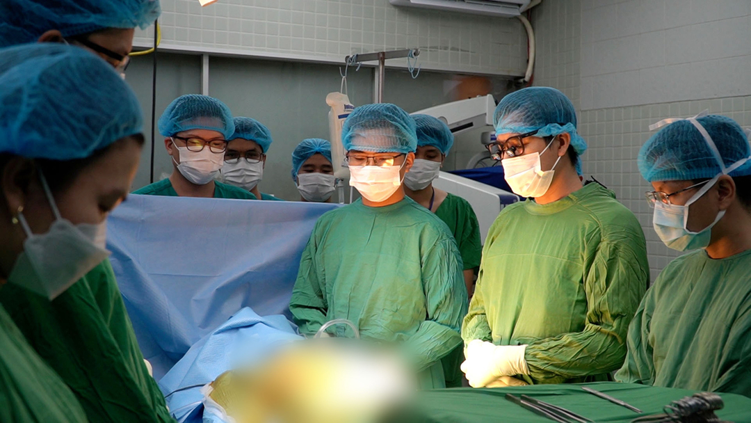 Các y bác sĩ dành một phút mặc niệm người hiến tặng các tạng hiến. Ảnh: BVCC.