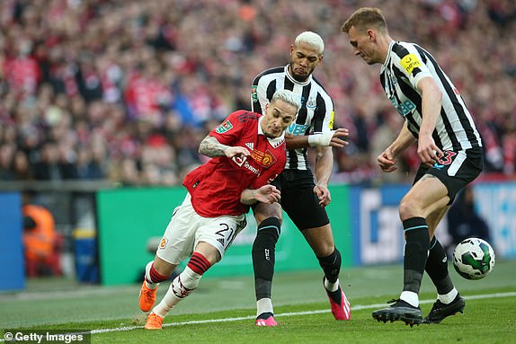 Trận Man United vs Newcastle United diễn ra căng thẳng ngay từ những phút đầu tiên. Ảnh: Dailymail.
