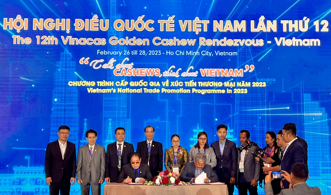 Ký kết hợp tác giữa Hiệp hội Điều Việt Nam và Hiệp hội Điều Campuchia trong khuôn khổ Hội nghị Điều quốc tế Việt Nam lần thứ 12.