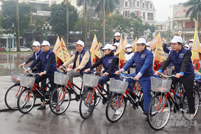 Đoàn viên thanh niên và lãnh đạo chính quyền địa phương diễu hành xe đạp hưởng ứng 'Ngày động thực vật hoang dã thế giới năm 2023'. Ảnh: VD.