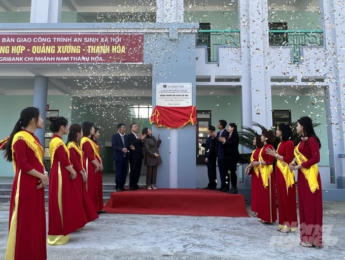 Agribank Nam Thanh Hóa bàn giao công trình an sinh xã hội cho Trường THCS Quảng Hợp huyện Quảng Xương.