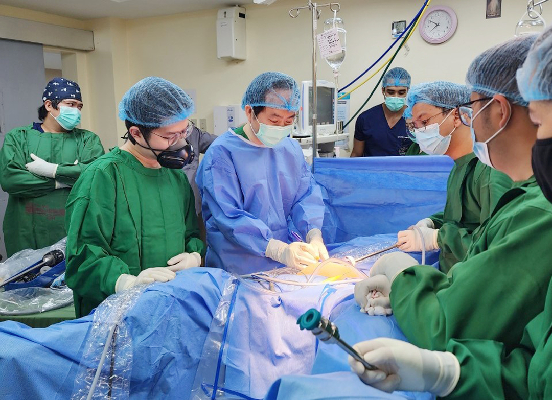 Bác sĩ Nguyễn Phú Hữu, Phó trưởng khoa Ngoại Tiêu hóa, Bệnh viện Bình Dân (TP.HCM) hướng dẫn các bác sĩ Philippines đặt trocar robot. Ảnh: BVCC.