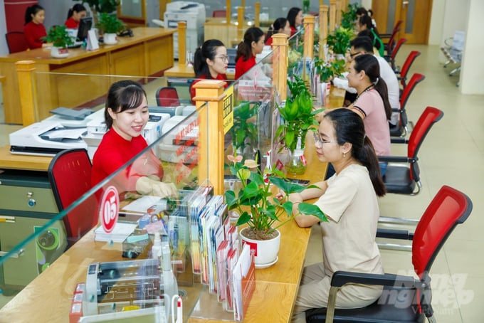 Khách hàng đến với Agribank Nam Thanh Hóa luôn hài lòng với thái độ phục vụ và dịch vụ của chi nhánh.