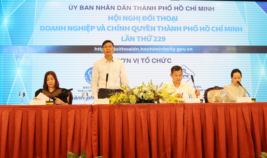 Phó Giám đốc Bảo hiểm xã hội TP.HCM Nguyễn Quốc Thanh trả lời thắc mắc của các doanh nghiệp.