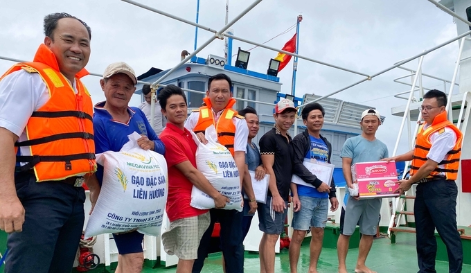 Các tàu cá Bình Thuận đã được hỗ trợ kịp thời lương thực, thực phẩm.