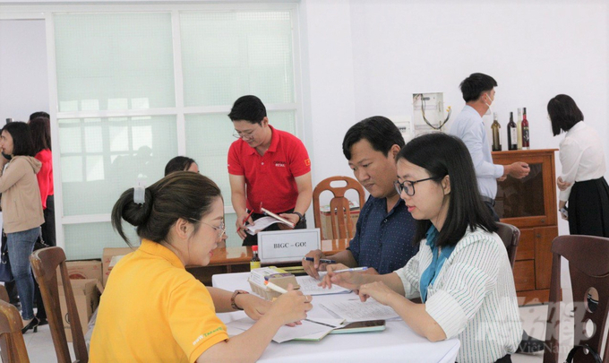 Nhân viên bộ phận thu mua của GO!, Big C trao đổi thông tin với nhà cung cấp tiềm năng - sản phẩm trứng gà nướng tại tỉnh Bình Thuận. Ảnh: NT.