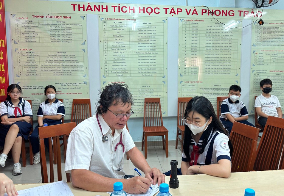 Bác sĩ Trương Hữu Khanh, chuyên gia về Nhiễm Nhi, Bệnh viện Nhi Đồng 1 làm trưởng đoàn công tác thăm khám cho các học sinh của 2 trường THCS Lê Văn Tám và THCS Lam Sơn ngày 27/2. 