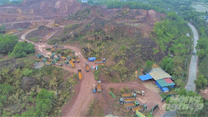 Đình chỉ mọi hoạt động khai thác của Công ty Tân Hưng Thịnh đối với mỏ đất Núi Choẹt, tại xã Minh Đức, thành phố Phổ Yên, tỉnh Thái Nguyên.Ảnh: Toán Nguyễn.