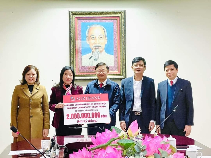 Các chi nhánh Agribank trên địa bàn tỉnh Thanh Hoá ủng hộ 2 tỷ đồng hỗ trợ người nghèo nhân dịp xuân Quý Mão 2023.