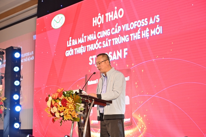 Ông Nguyễn Văn Bách, Giám đốc Công ty Cổ phần Kinh doanh Thuốc thú y Amavet giới thiệu sản phẩm thuốc sát trùng thế hệ mới Stalosan F. Ảnh: QL.