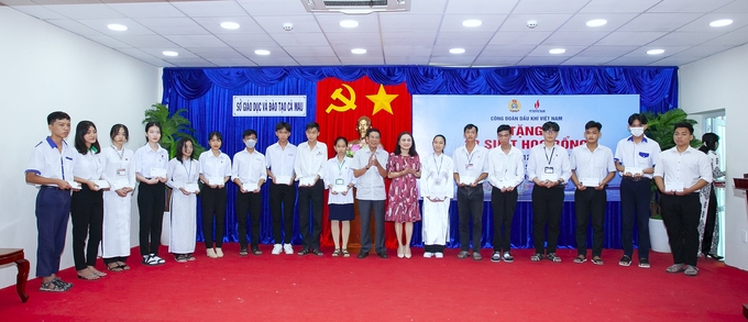 Công đoàn Dầu khí Việt Nam và Phân bón Dầu khí Cà Mau trao 33 suất học bổng cho các em học sinh lớp 12 khó khăn tại Cà Mau. 