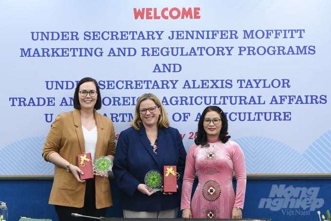 Học viện tặng quà lưu niệm cho 2 Thứ trưởng Bộ Nông nghiệp Hoa Kỳ. Ảnh: NNVN