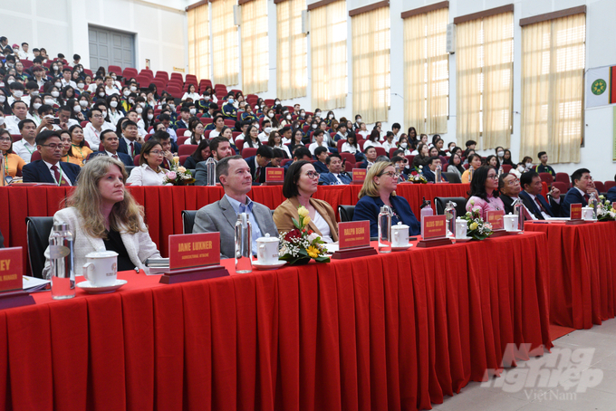 Buổi tọa đàm với sự tham gia đông đảo của các nhà khoa học và sinh viên Học viện. Ảnh: NNVN