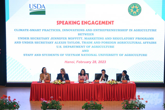 Chương trình tọa đàm giữa hai thứ trưởng Nông nghiệp Hoa Kỳ với các nhà khoa học và sinh viên Học viện Nông nghiệp Việt Nam. Ảnh: NNVN