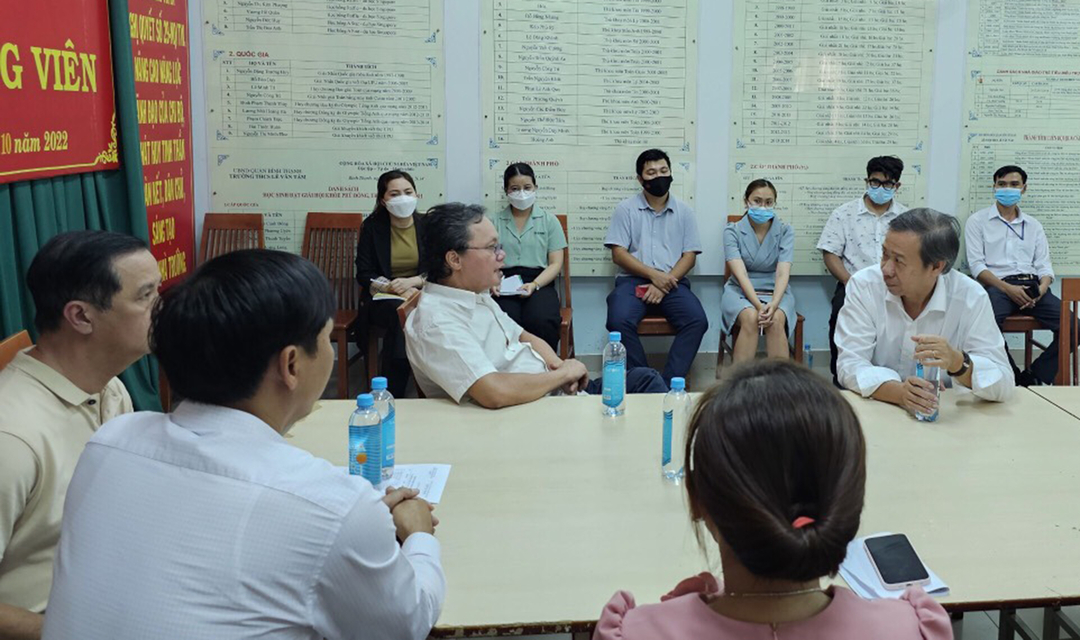Phó Giám đốc Sở Y tế TP.HCM Nguyễn Văn Vĩnh Châu đang trao đổi cùng nhóm chuyên gia tại trường THCS Lê Văn Tám.