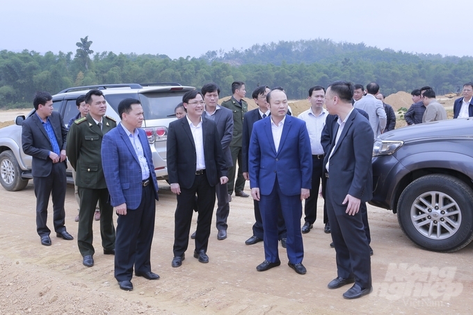 Các đại biểu đi thăm nhà máy Bamboo King Vina. Ảnh: Quốc Toản.