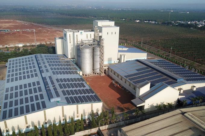 Những tấm pin năng lượng mặt trời lắp trên mái một nhà máy của De Heus ở Đồng Nai.