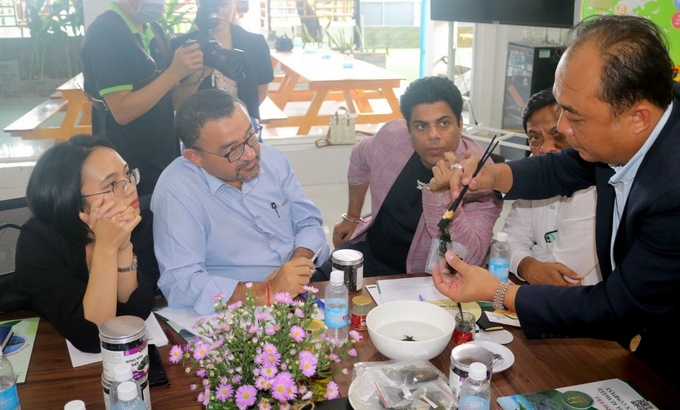 Ông Nguyễn Quang Duy, Tổng Giám đốc DT Group giới thiệu sản phẩm rong nho tách nước. Ảnh: KS.