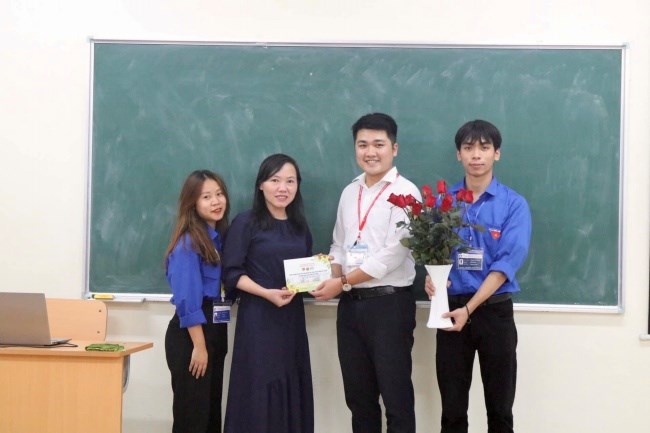 Nguyễn Minh Cường (ngoài cùng bên phải) hiện đang là cộng tác viên Đội Sinh viên Tình nguyện Thường trực Hội Sinh viên Học viện. Ảnh: HVNN.