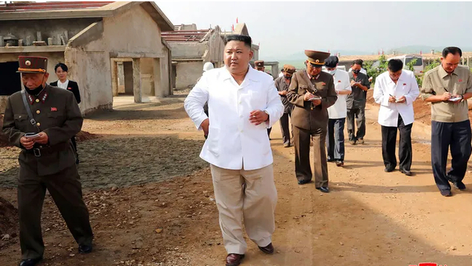 Nhà lãnh đạo Triều Tiên Kim Jong-un đi thăm một trang trại gà đang được xây dựng ở huyện Hwangju nhưng không rõ thời gian nào. Ảnh: KCNA