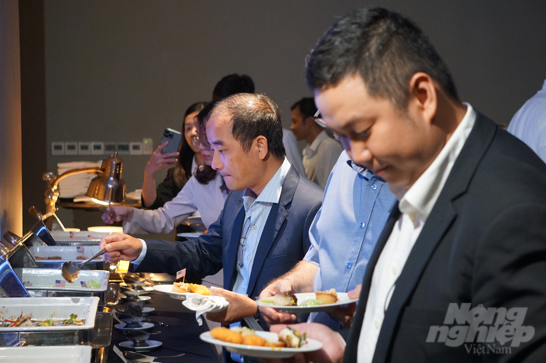 Các doanh nghiệp Việt Nam thưởng thức các món chế biến từ hải sản Alaska tại buổi tiệc chiêu đãi. Ảnh: Nguyễn Thủy.
