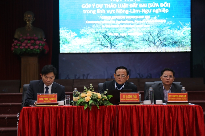 Nguyên Thứ trưởng Thường trực Bộ NN-PTNT, Chủ tịch Hội Khoa học Kinh tế nông nghiệp và PTNT Hà Công Tuấn (ngồi giữa). Ảnh: Huy Bình.