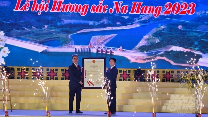 Cũng trong dịp lễ hội Hương sắc Na Hang năm nay, huyện Na Hang cũng đã được công nhận Chỉ dẫn địa lý với sản phẩm Rượu ngô men lá Na Hang.