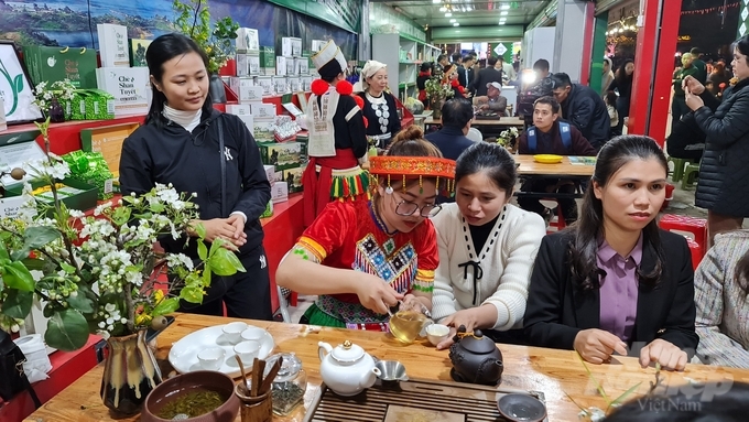 Du khách tham quan, trải nghiệm và thưởng thức trà Shan tuyết Na Hang tại Lễ hội Hương sắc Na Hang năm 2023.