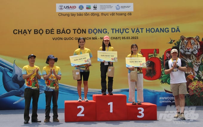 Trao giải nhất, nhì, ba cho các vận động viên nữ cự ly 13 km. Ảnh: Công Điền.