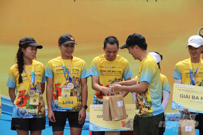 Giám đốc Vườn quốc gia Bạch Mã Nguyễn Vũ Linh trao những phần quà ý nghĩa cho các vận động viên xuất sắc tham gia giải chạy. Ảnh: Công Điền.