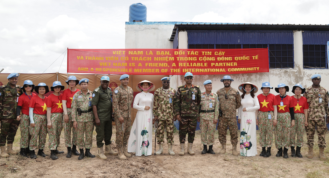 Các nữ chiến sĩ công binh Việt Nam chụp ảnh lưu niệm cùng Tư lệnh Phái bộ UNISFA khu vực Abyei. Ảnh: CGGHB.