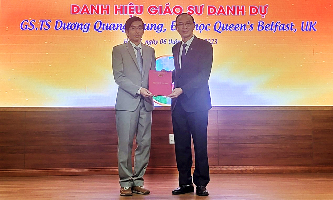 GS.TS Trịnh Minh Thụ, Hiệu trưởng Đại học Thủy lợi trao danh hiệu cho GS.TS Dương Quang Trung.